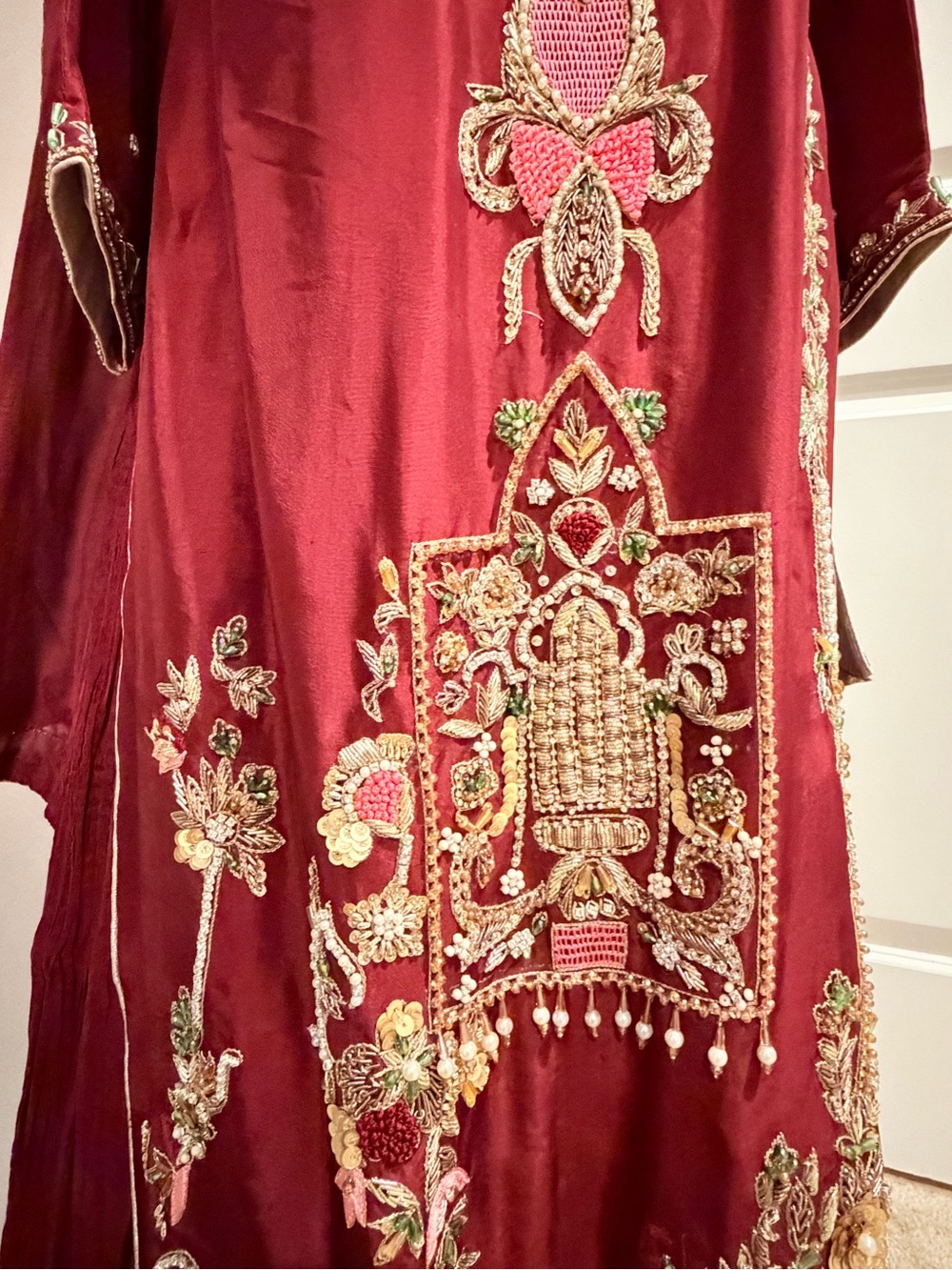 Embroidered Maroon Pakistani / Indian formal dress SIZE LARGE with Gold Zari - Picture 3 of 3